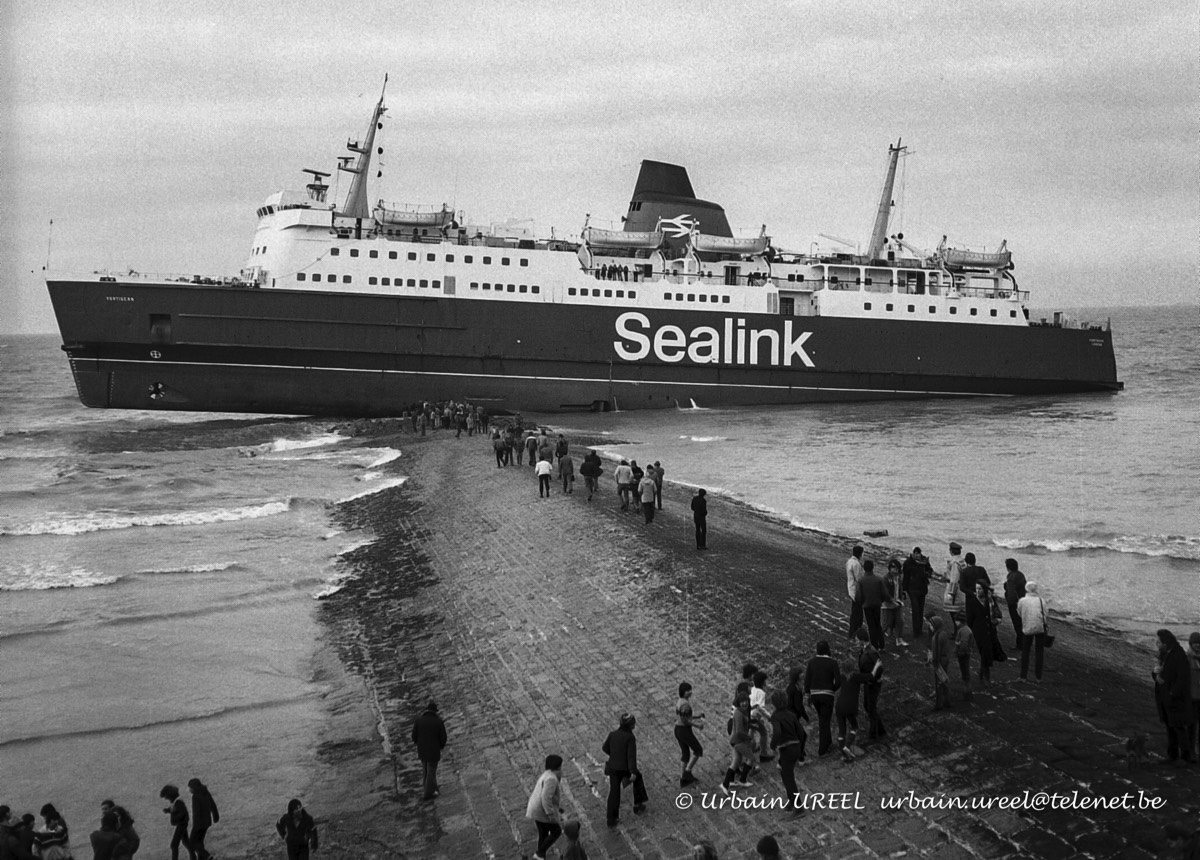 VORTIGERN (°1969) 4 MAR 1982 Ostend aground.