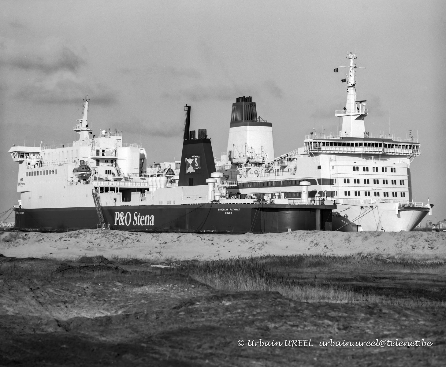 EUROPEAN PATHWAY (*1991) and STENA INVICTA  laid up Zeebruuge  11 JAN 1999